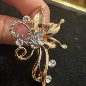 Elegant Gold Floral Brooch with Crystals